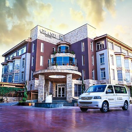 Grand M Hotel Navoiy Buitenkant foto