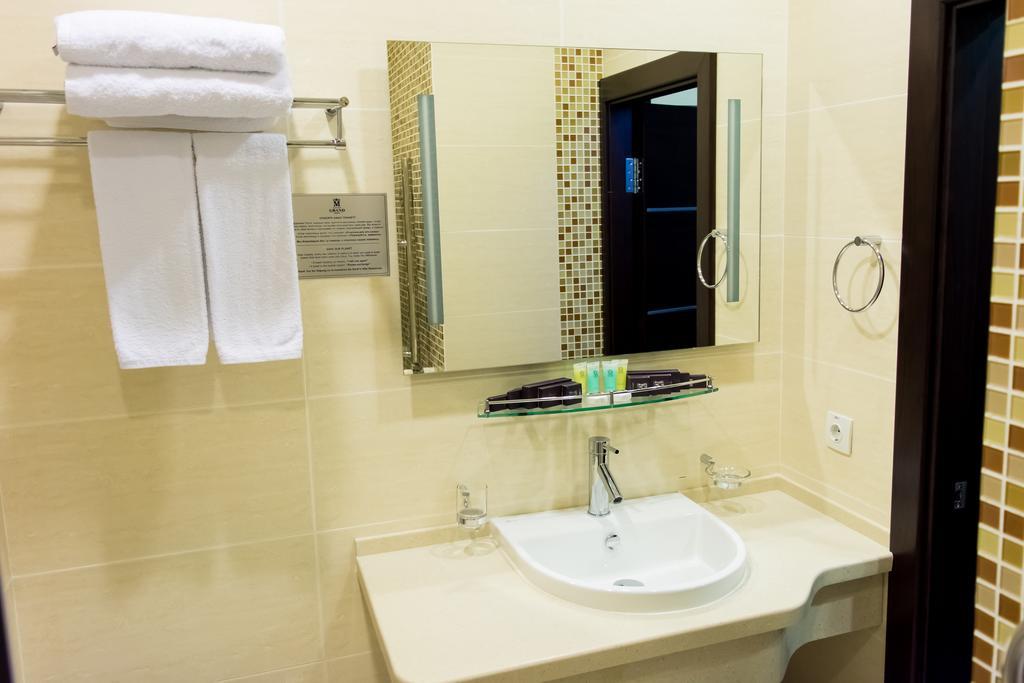 Grand M Hotel Navoiy Buitenkant foto