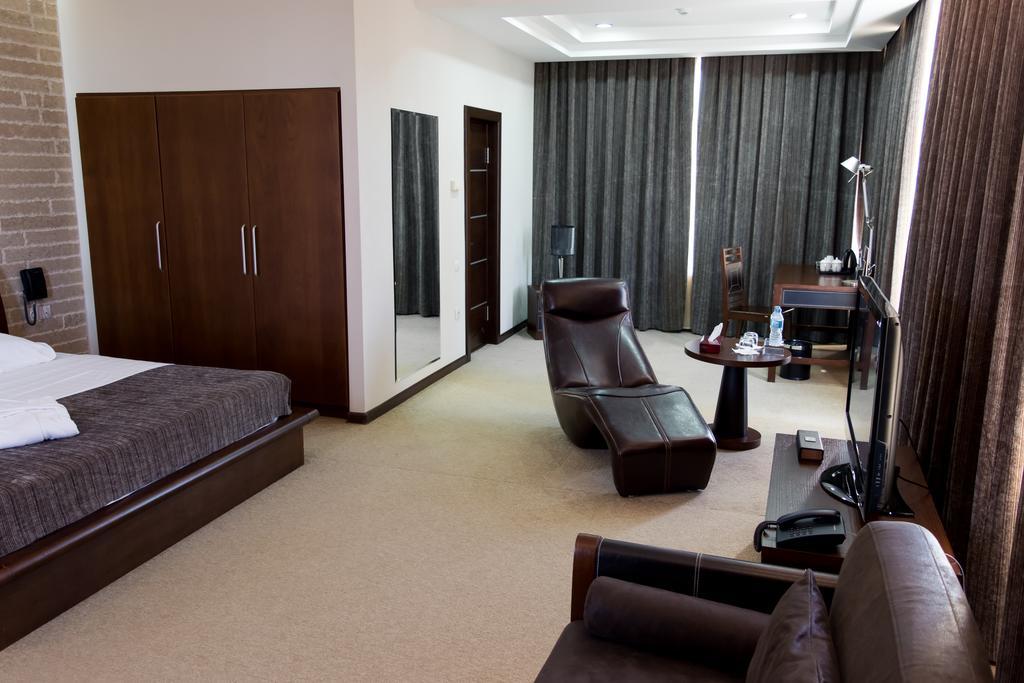 Grand M Hotel Navoiy Buitenkant foto