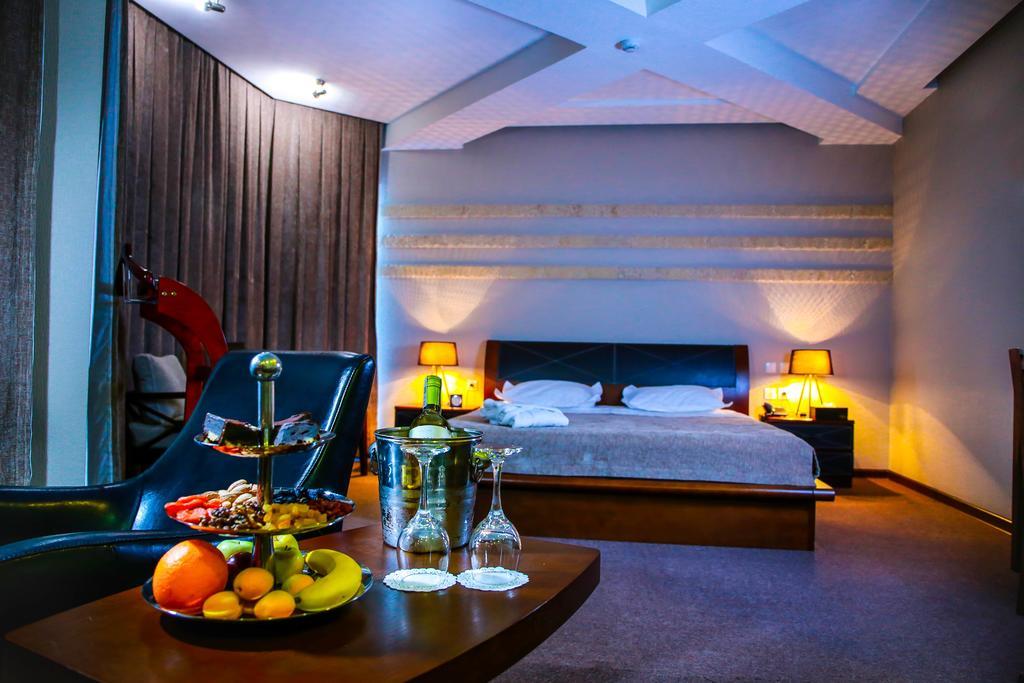 Grand M Hotel Navoiy Buitenkant foto