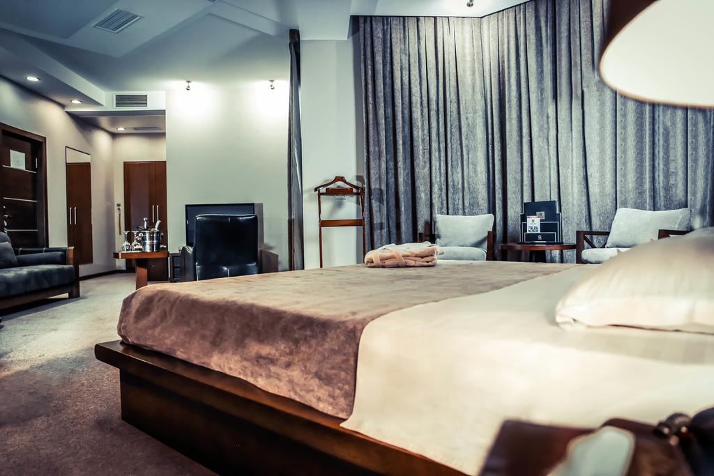 Grand M Hotel Navoiy Buitenkant foto